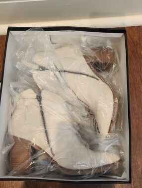 M.I.A.  MH 0901 PATTON IVR PYRH BOOTIES SIZE 7.5 M